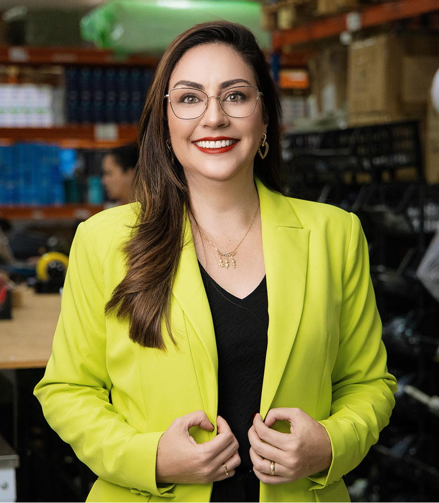 Camila Carvalho em seu centro de distribuição
